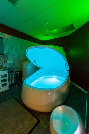 طراحی و اجرای میکرو کلیمای نمک درمانی | هالوتراپی توسط گروه رُزین - در دنیای مدرن امروز، مراقبت از سلامتی و بهبود کیفیت زندگی از اولویتهای اصلی محسوب میشود. گروه رُزین به عنوان یکی از پیشگامان در حوزه طراحی و اجرای میکروکلیمای نمک درمانی (که به آن اتاق نمک درمانی یا هالوتراپی نیز گفته میشود) با بهکارگیری تکنولوژی روز و طراحی بیوفیلیک، راهکارهایی نوین برای بهبود بهبود تنفس، کاهش استرس و ارتقای سلامت ارائه میدهد. علاوه بر این، ارائه مشاوره طراحی و اجرای میکرو کلیمای نمک درمانی | هالوتراپی توسط گروه رُزین